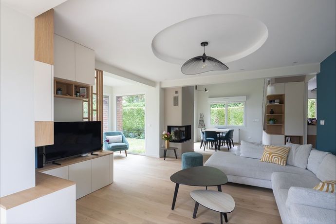 salon avec luminaire filaire suspendu, pleintures claires