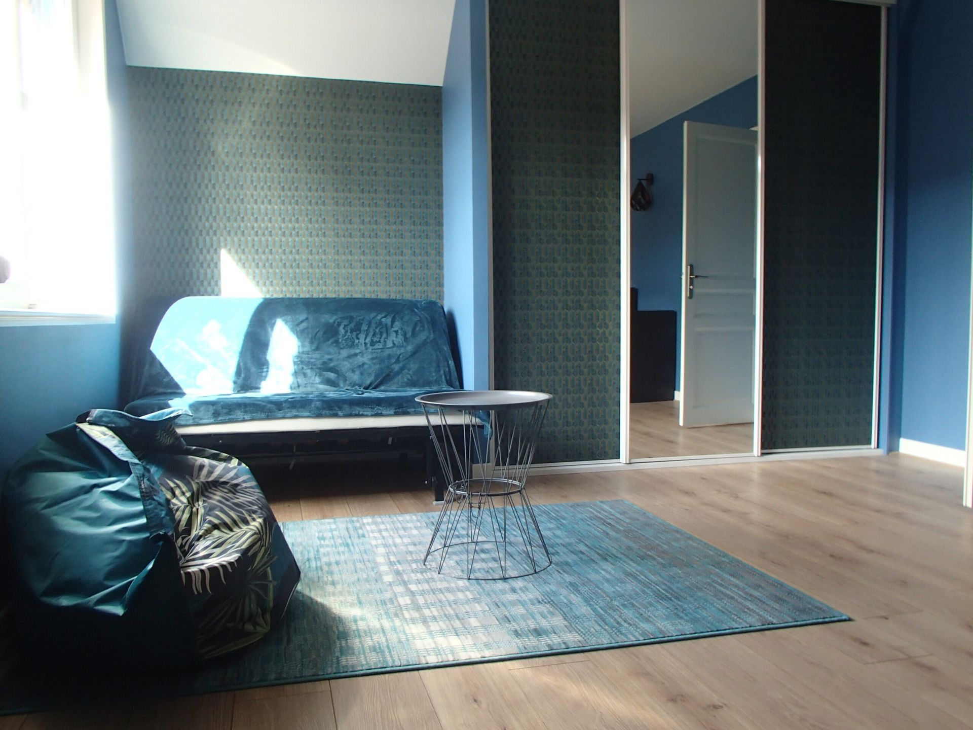 Chambre avec papier peint bleu