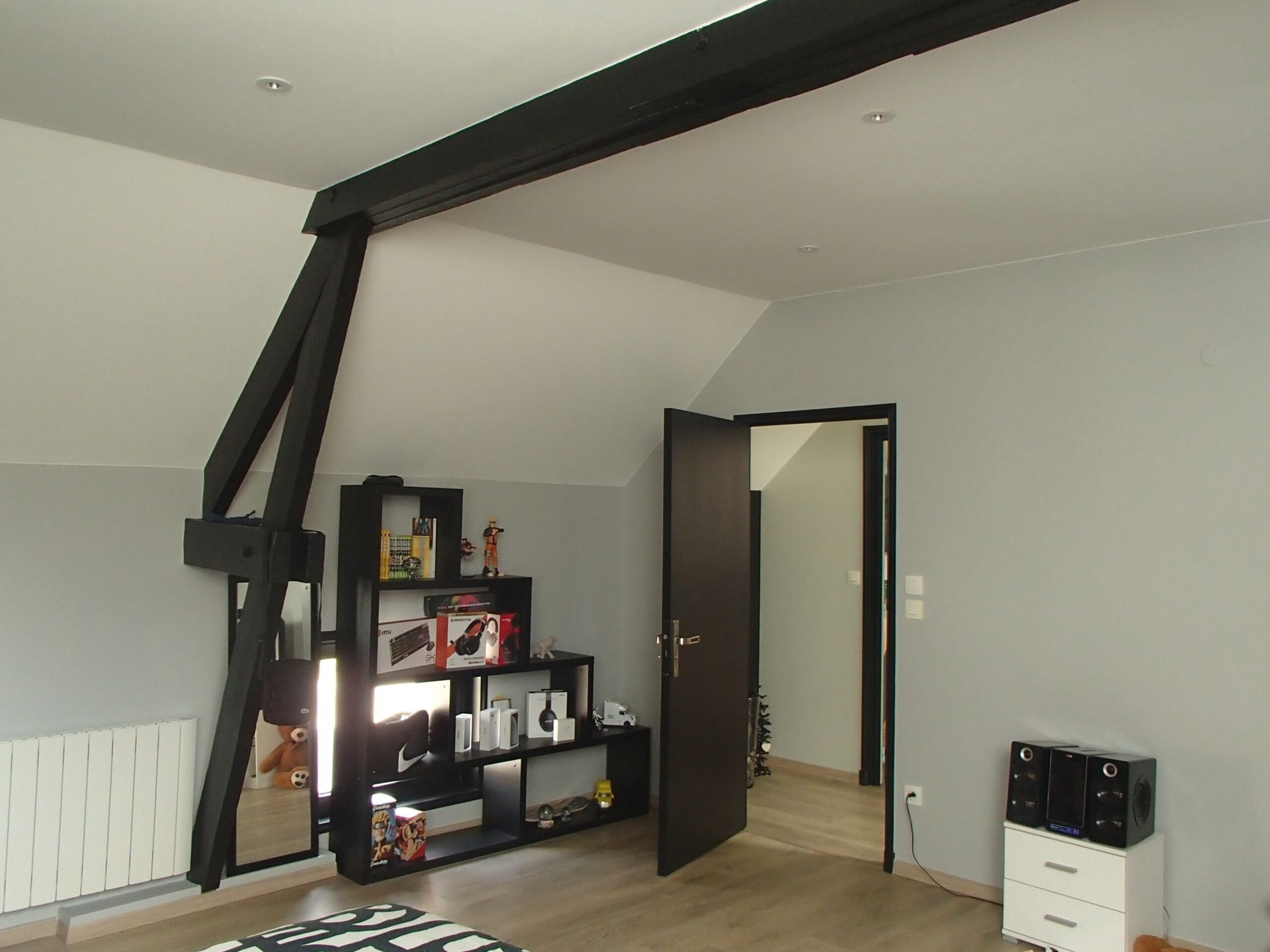 Pièce avec poutres apparentes repeinte