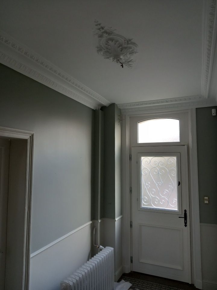 Moulures décorant le haut des murs d'un couloir d'entrée