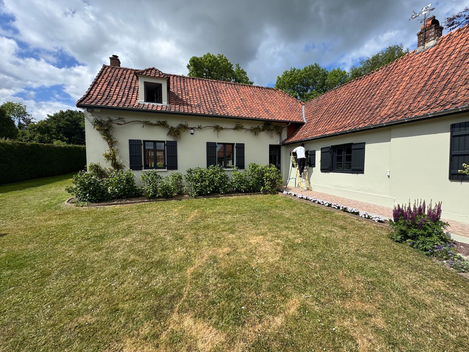 Peinture de façade sur une maison de campagne