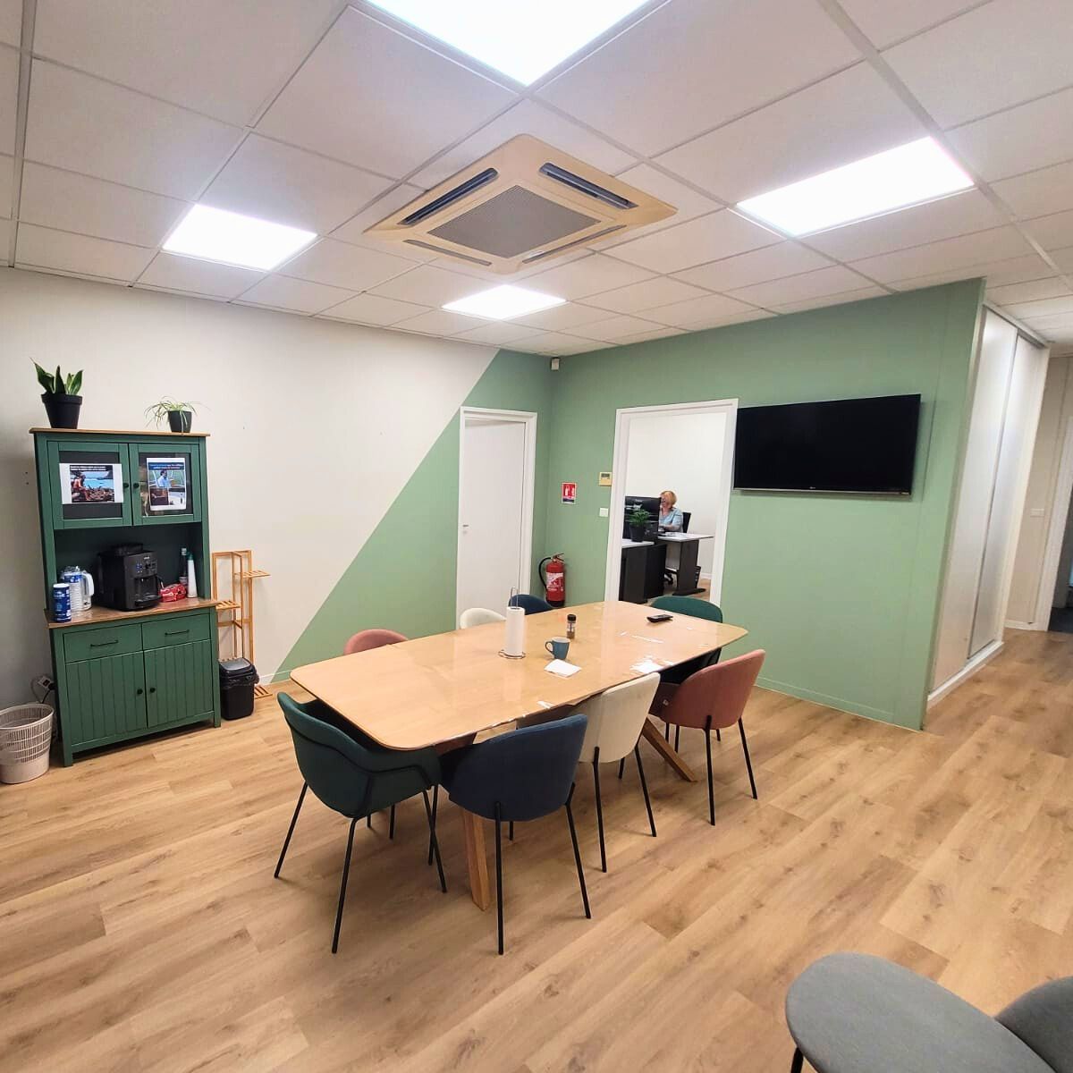 grand séjour avec baies vitrées et plafond rétroéclairé