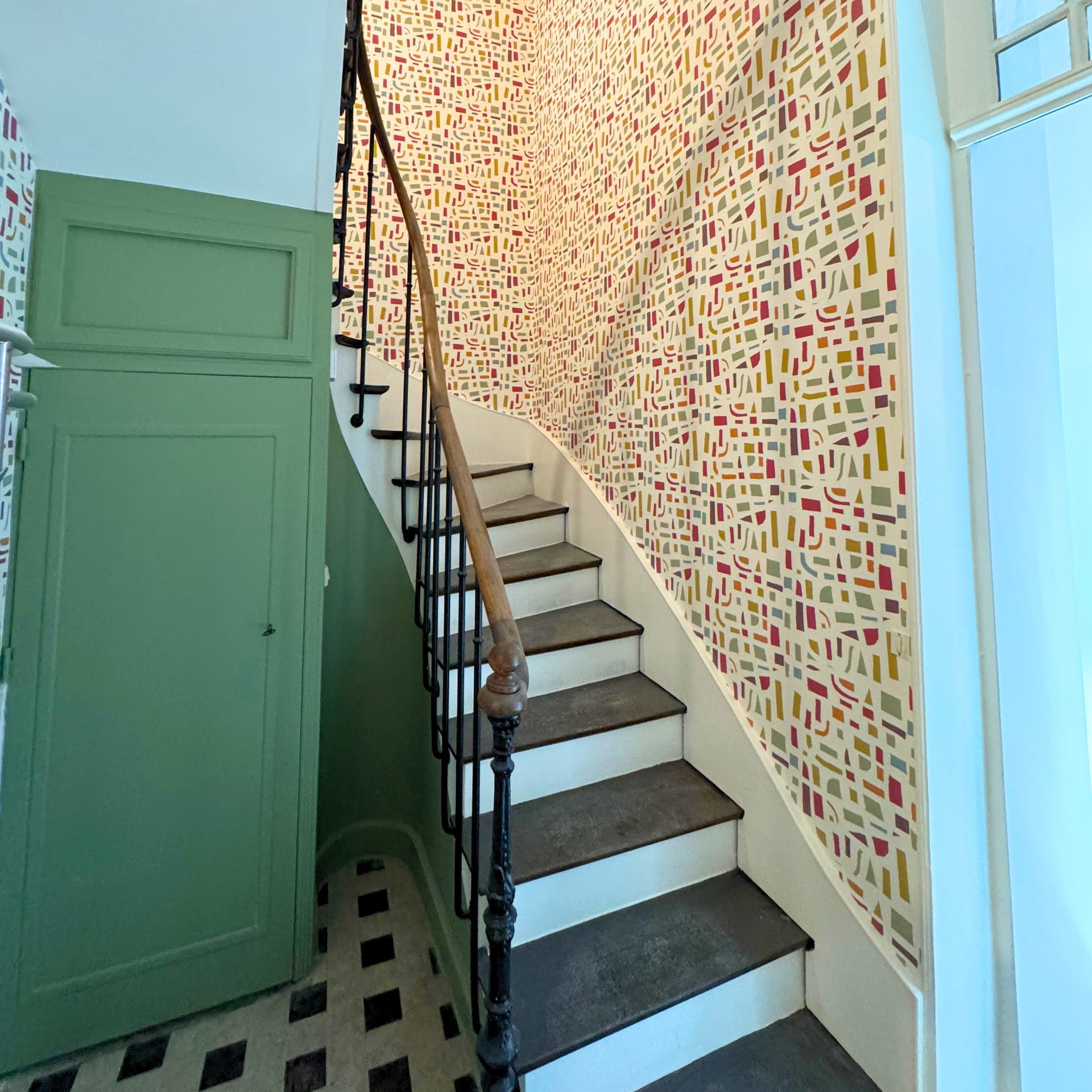 Rénovation d'un couloir avec revêtement en bois et lumières d'ambiance