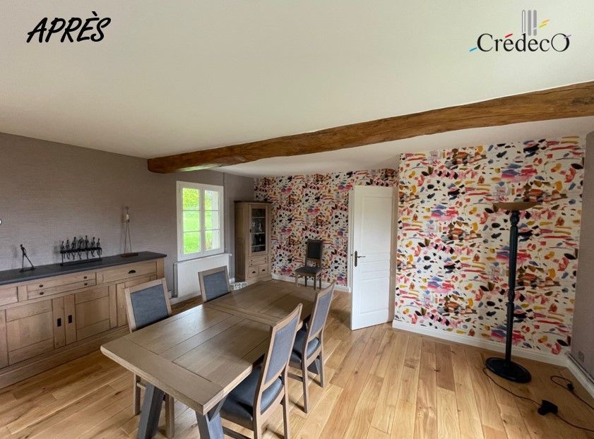 Salle à manger avec papuer peint très coloré