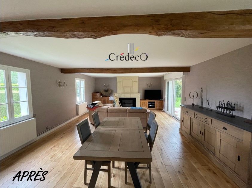 Salle à manger/salon avec poutres en bois apparentes