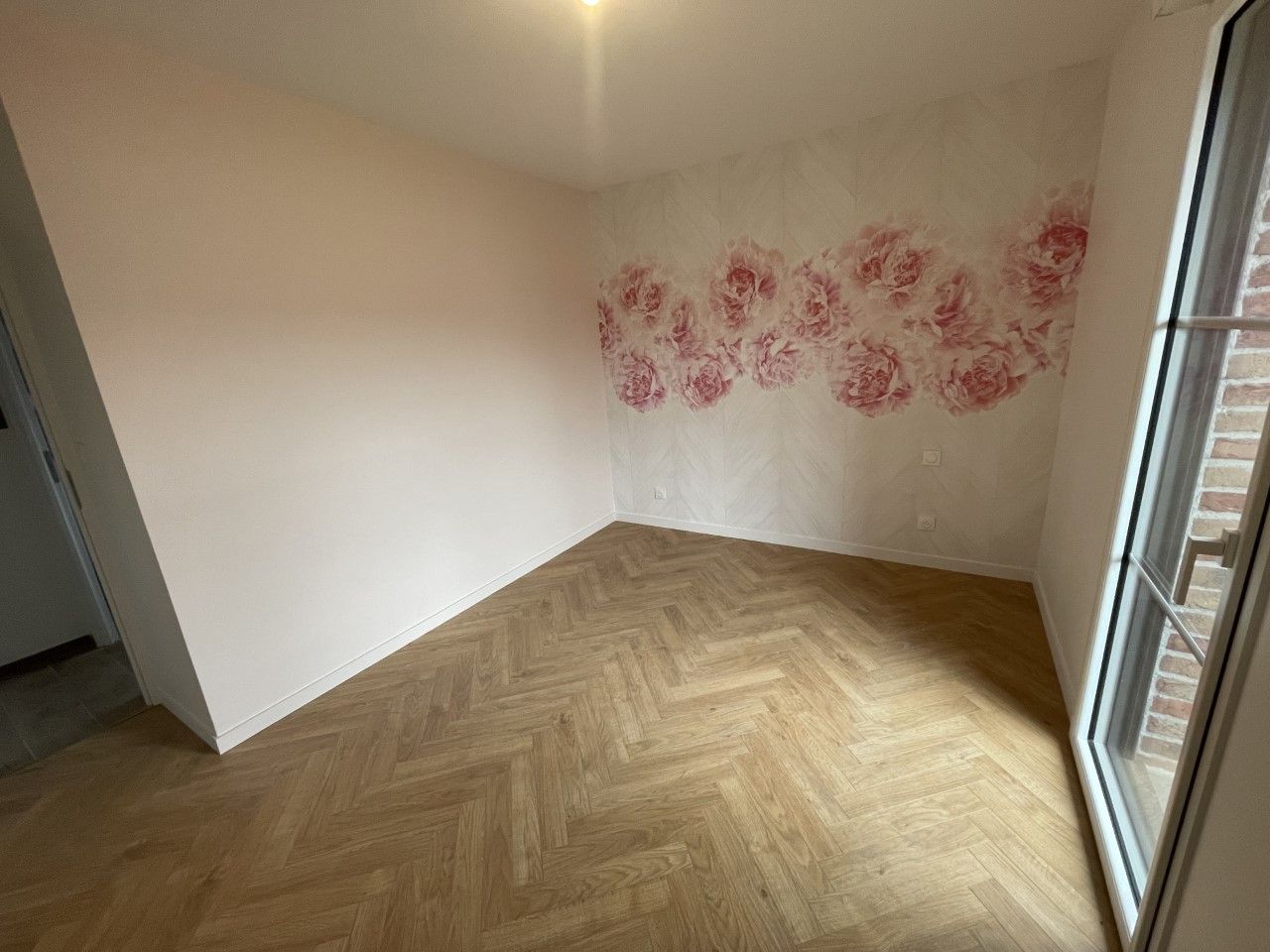 Papier peint avec motif de roses