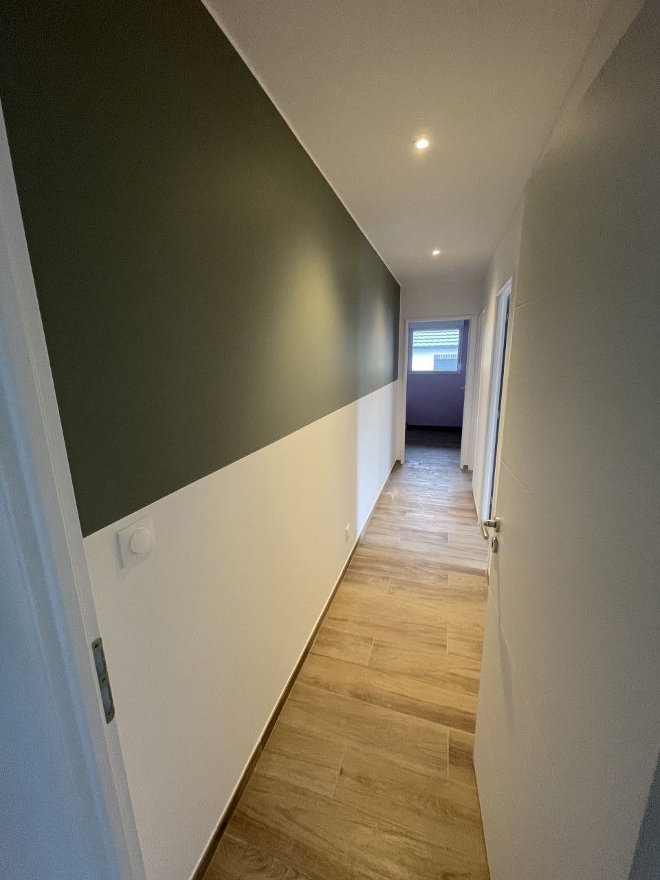 Rénovation de la peinture dans un couloir