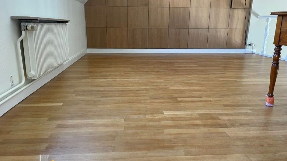 Pièce vide avec un nouveau parquet stratifié