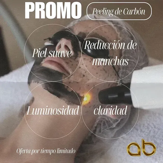 Una mujer se está haciendo un peeling de carbón en la cara.