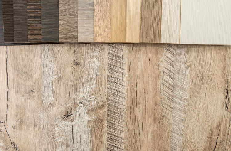Es gibt viele verschiedene Farben und Texturen von Holz .