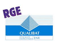 Logo RGE au-dessus de Qualibat, label de certification d'efficacité énergétique. Bleu et blanc, avec un motif pyramidal.
