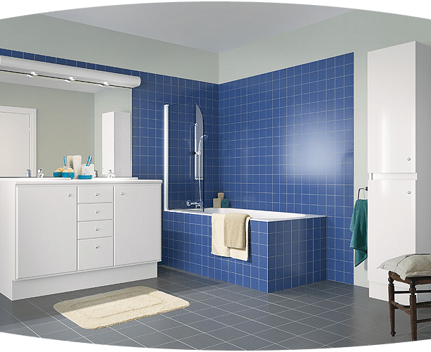 Salle de bains moderne avec murs carrelés bleus, meuble-lavabo blanc et baignoire.