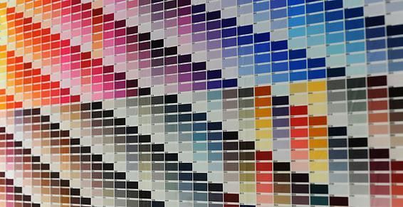 Palette de couleurs composée de rangées de carrés, présentant une gamme de teintes allant du rouge au bleu.