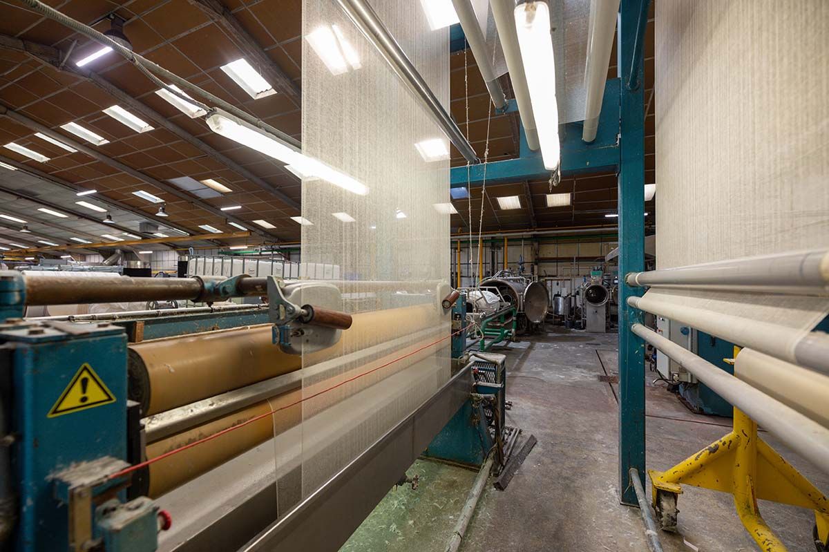 Machines industrielles produisant des matériaux translucides en milieu industriel.