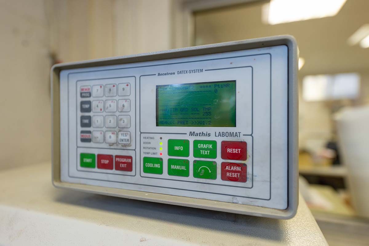 Panneau de commande avec boutons et écran d'affichage, éventuellement pour un équipement industriel ou scientifique.