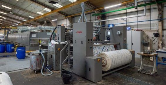 Grande machine textile industrielle en milieu industriel.