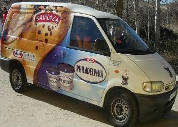 Una camioneta de Filadelfia está estacionada al costado de la carretera.