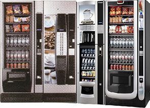 Un grupo de máquinas expendedoras están alineadas una al lado de la otra