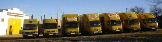 Una fila de furgonetas amarillas están estacionadas una al lado de la otra