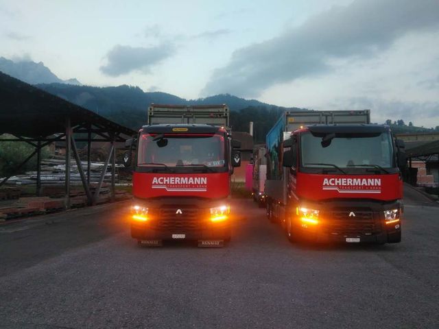 Zwei Lkw von Achermann Transporte