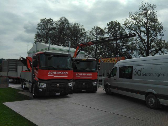 Zwei Lkw von Achermann Transporte