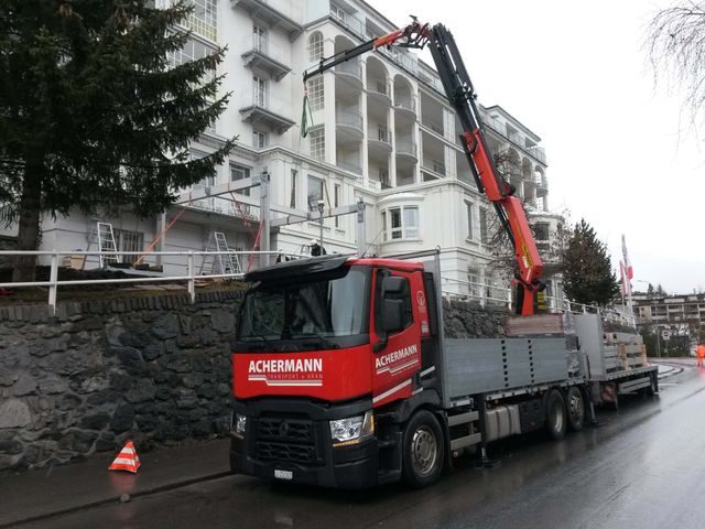 Krantransporter in einer Innenstadt
