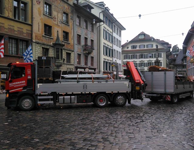 Krantransporter in einer Innenstadt