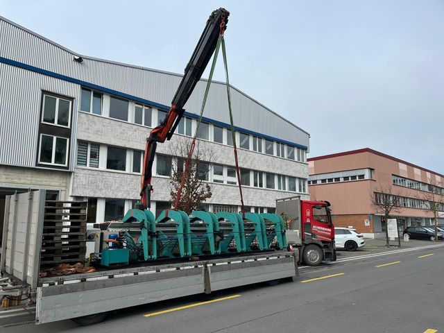 Transporter in einer Berglandschaft
