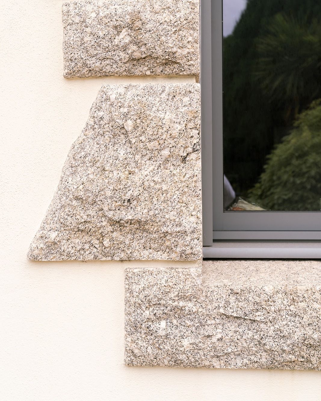 Coin d'une fenêtre avec tour en pierre naturelle