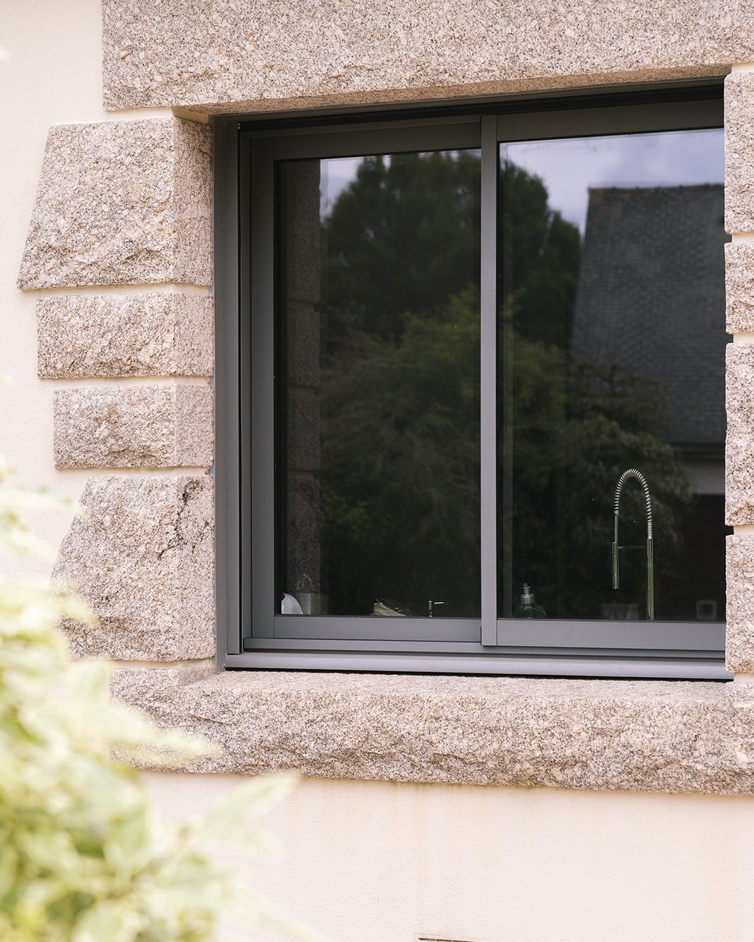 Fenêtre entourée de pierres naturelles