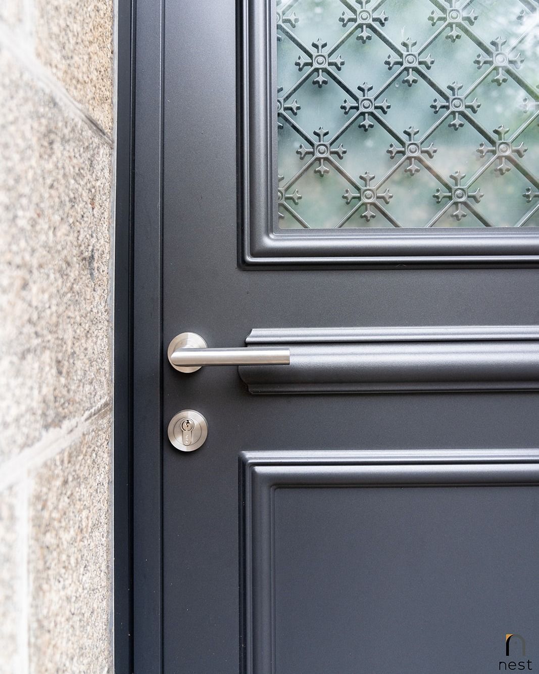 Gros plan sur une porte avec vitre dotée de croisillons