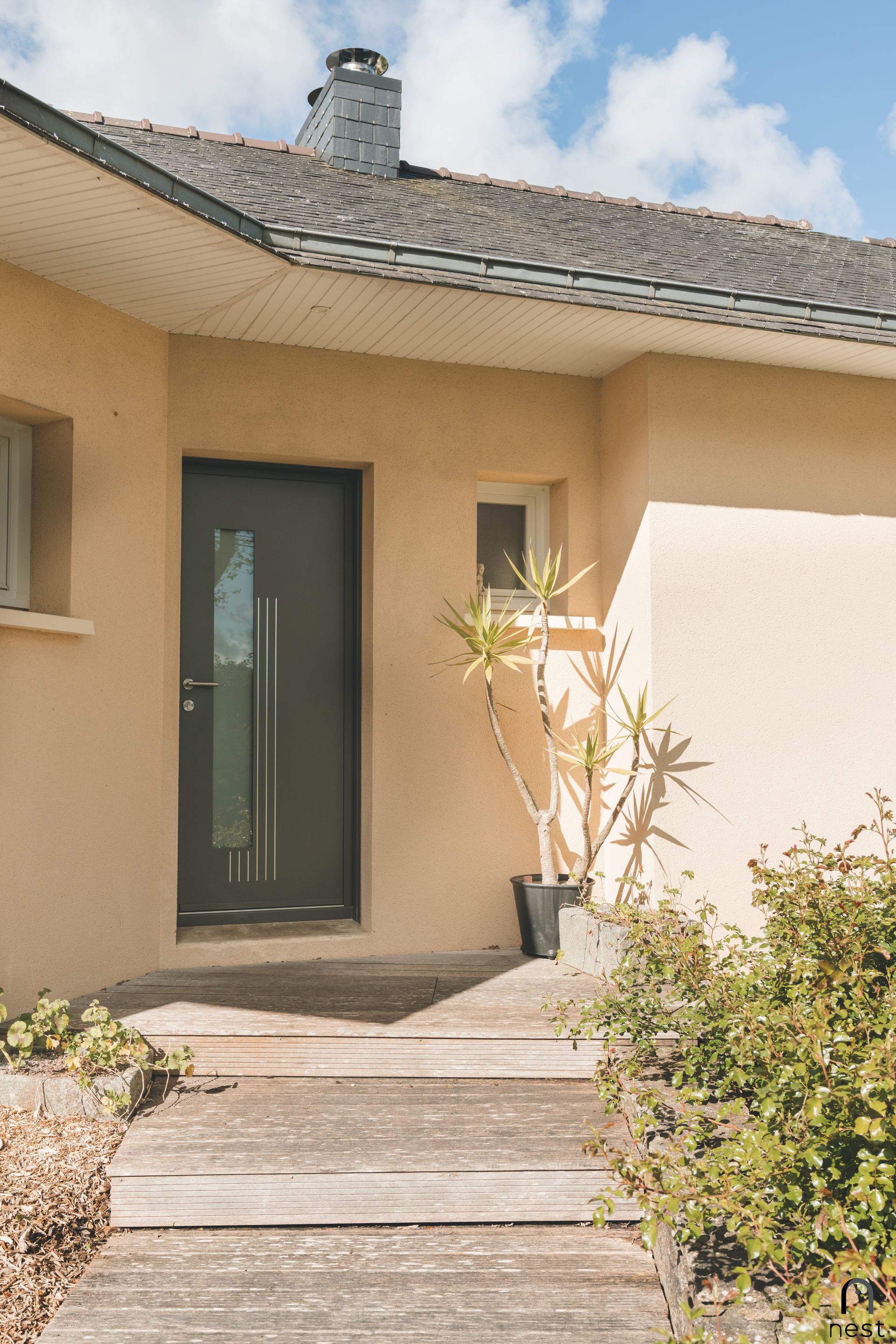 Façade d'une maison avec porte et fenêtres