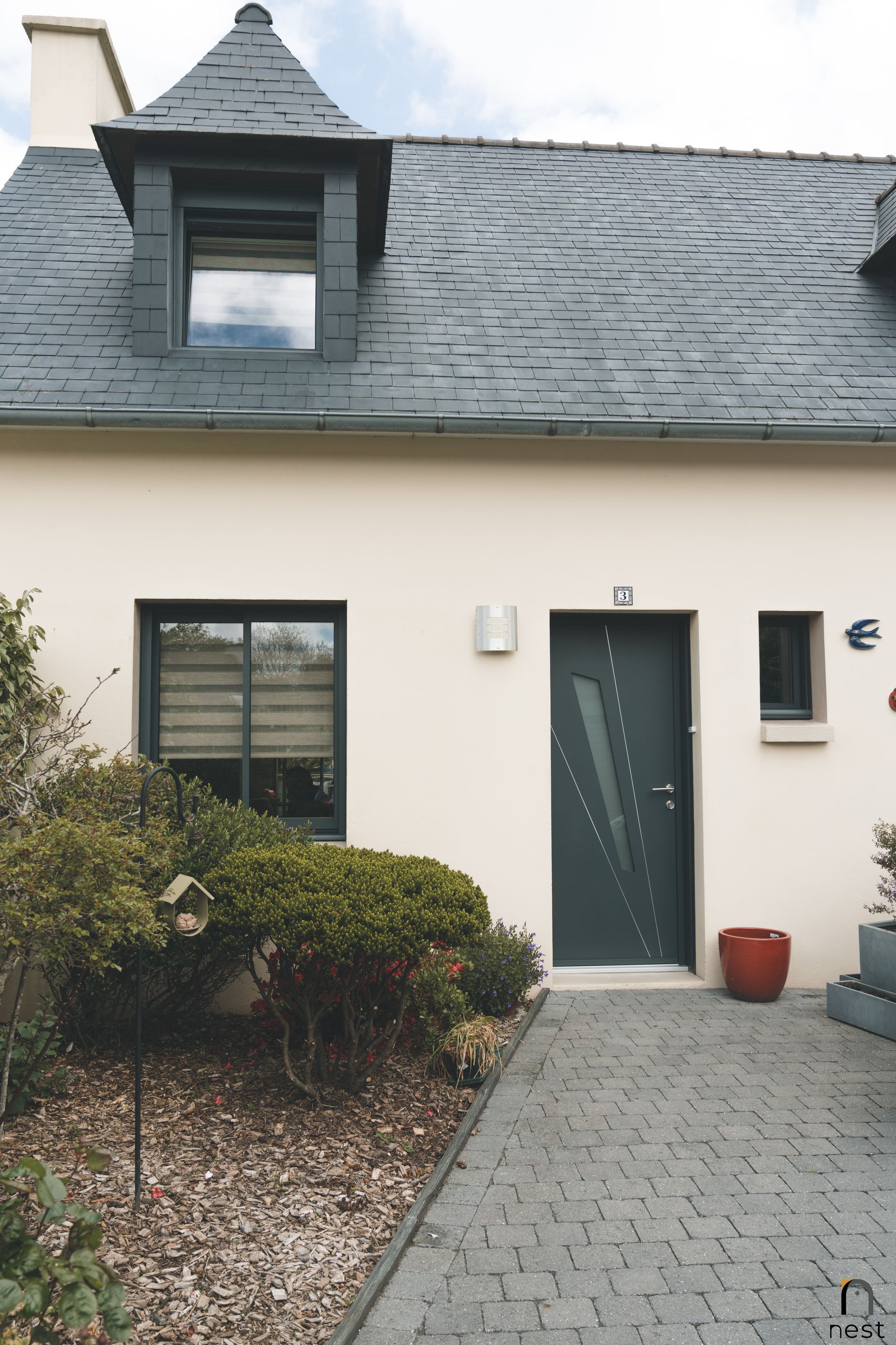 Façade avec une porte et plusieurs fenêtres