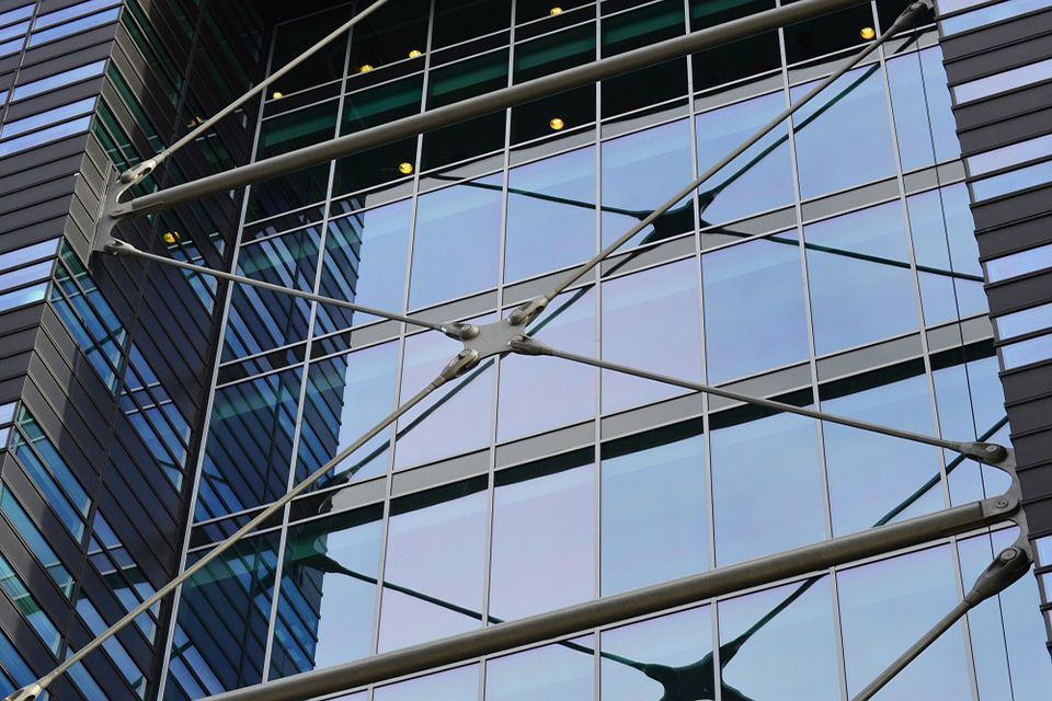 Un primer plano de un edificio con muchas ventanas.