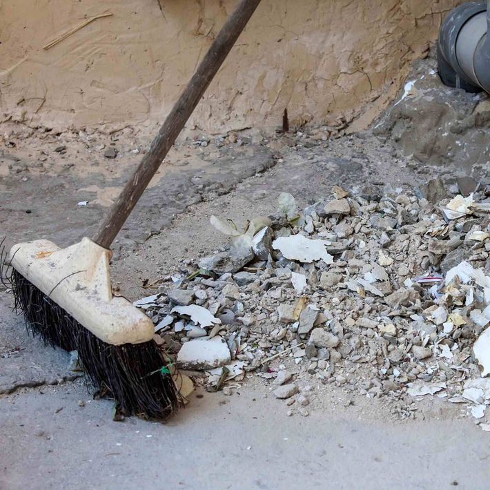 Una escoba está sobre un montón de rocas