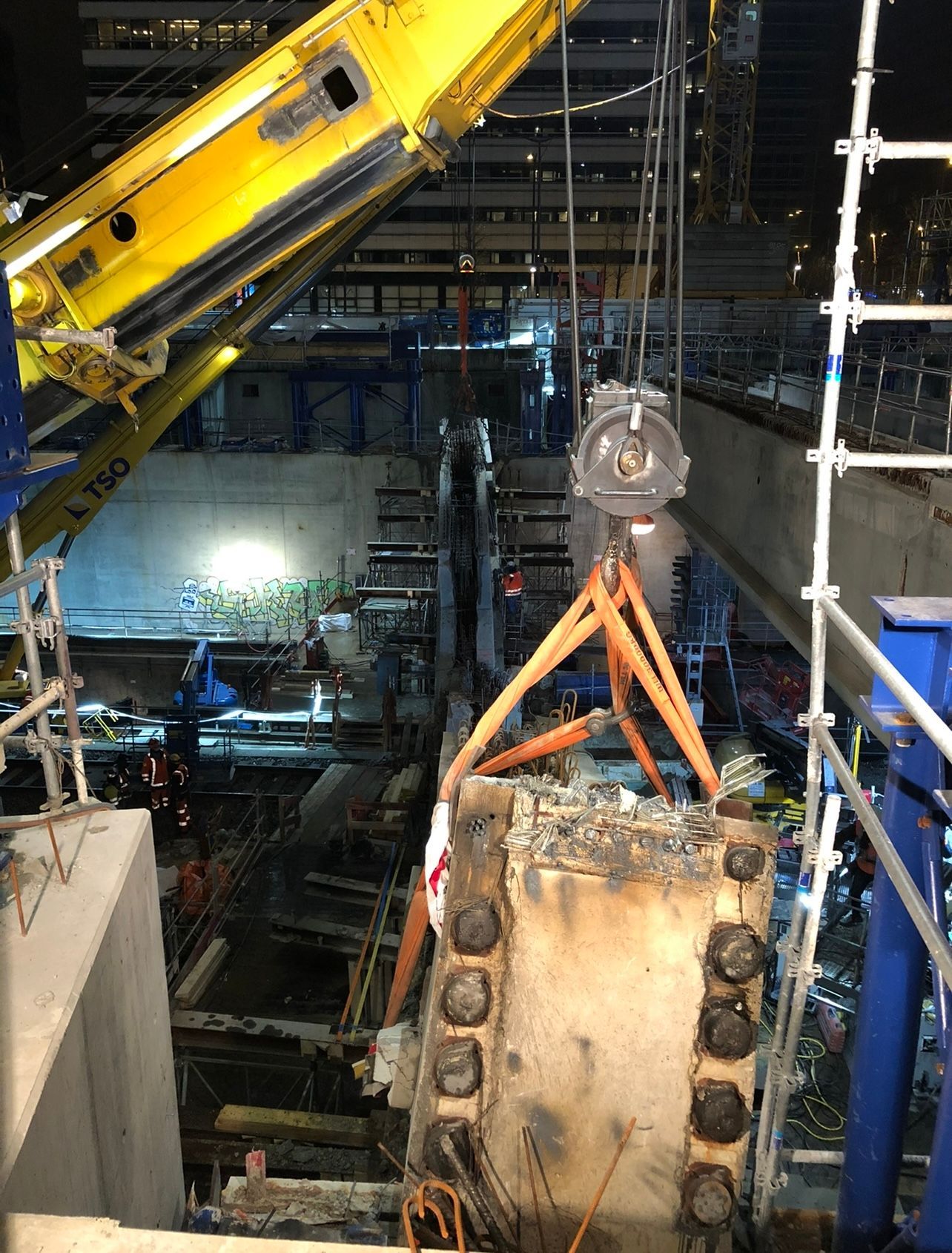 Engin de levage jaune