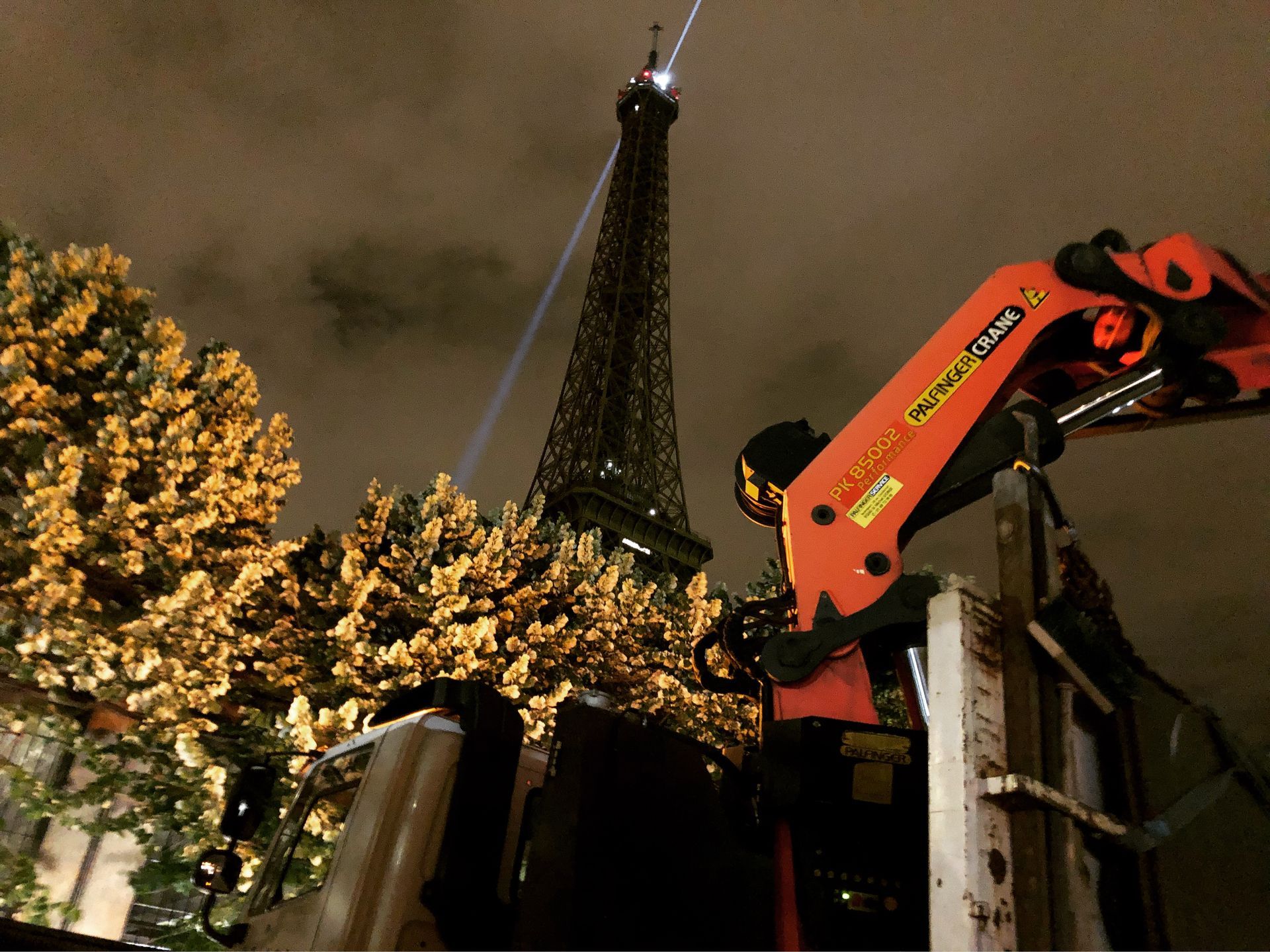 Engin de levage devant Tour Eiffel