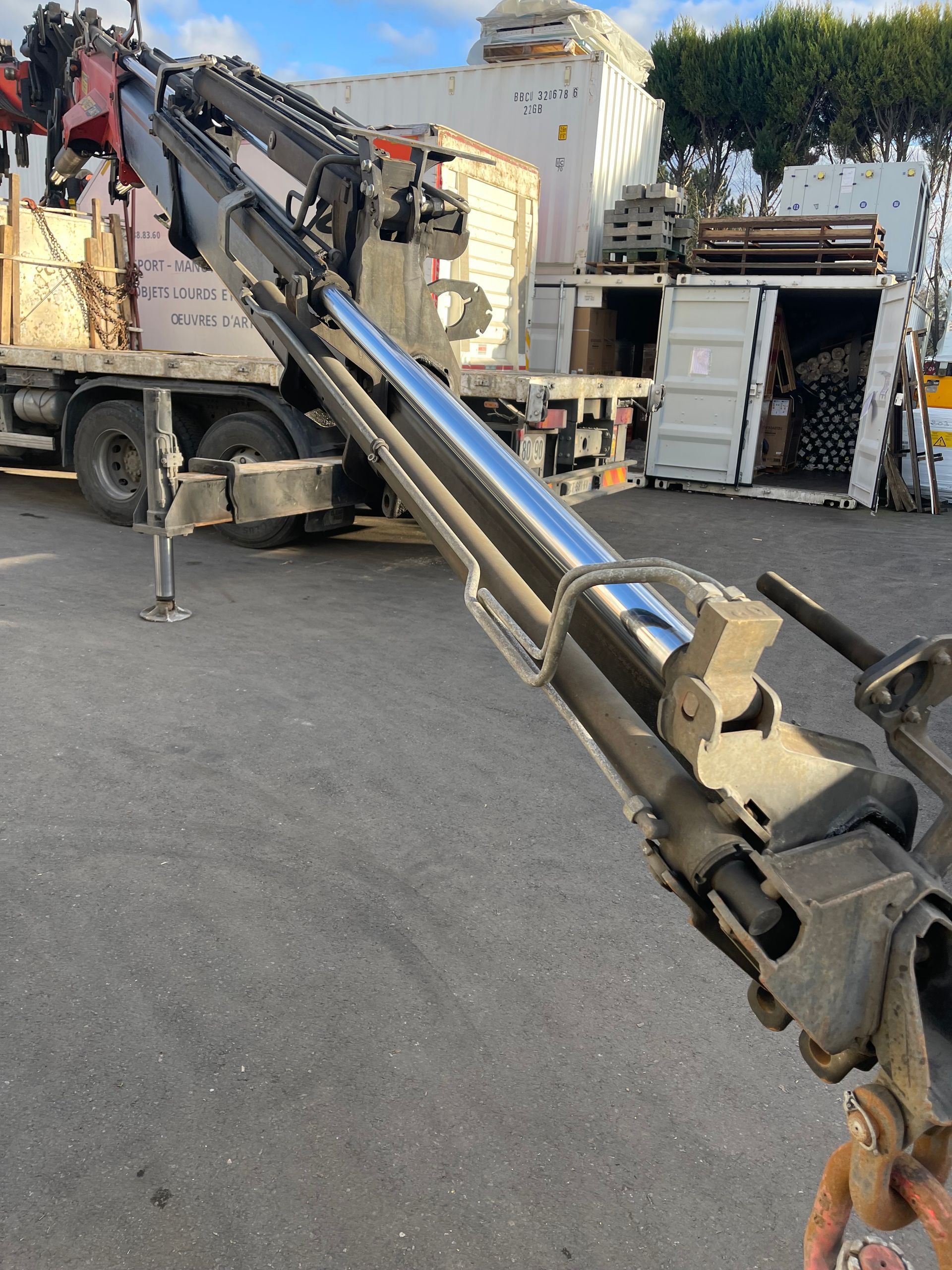 Engin de levage gris avec bras