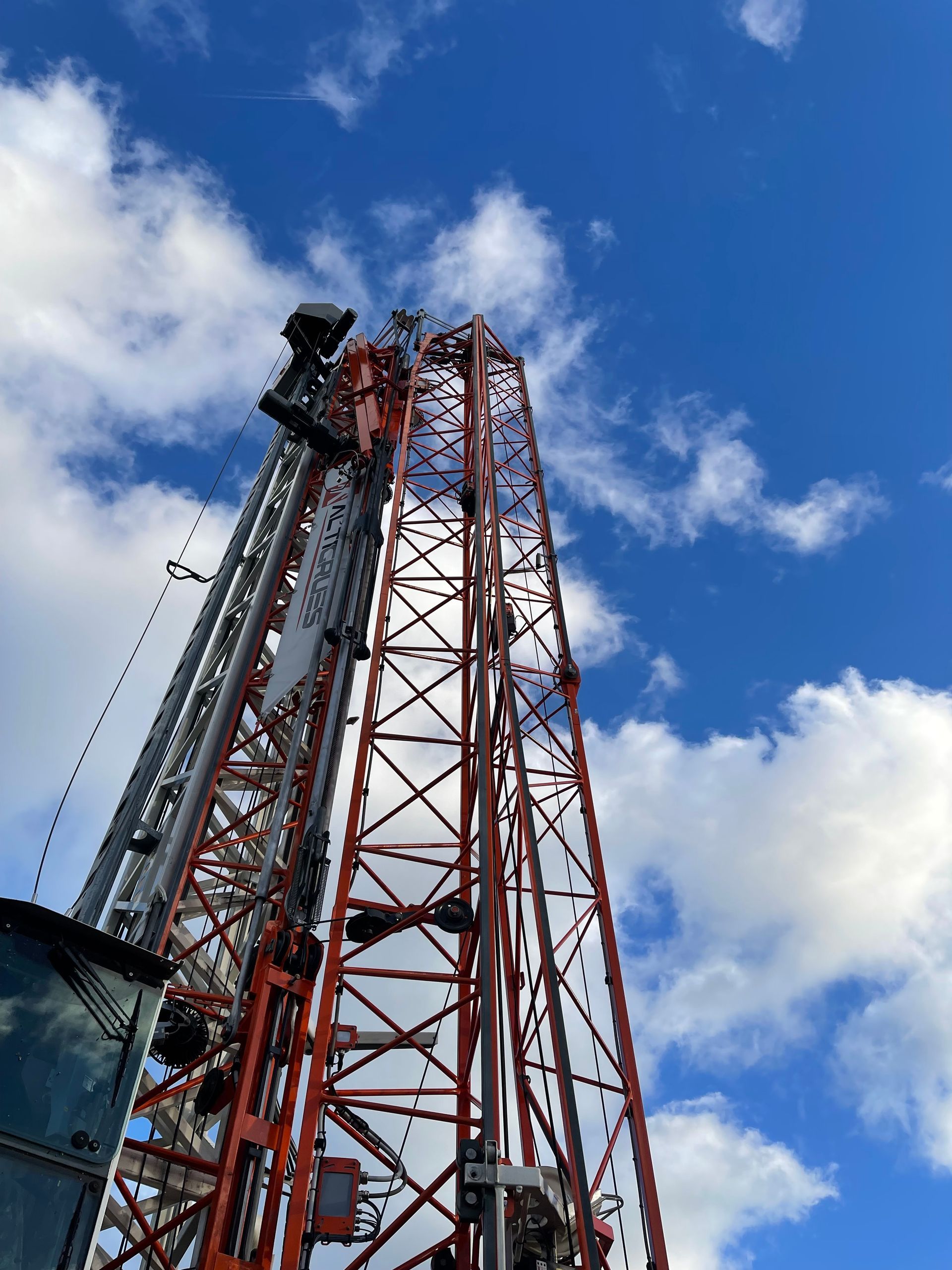 Engin de levage rouge grande grue