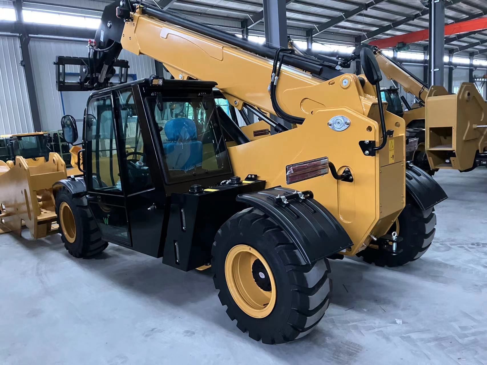 Engin de terrassement jaune pour travaux extérieur 3