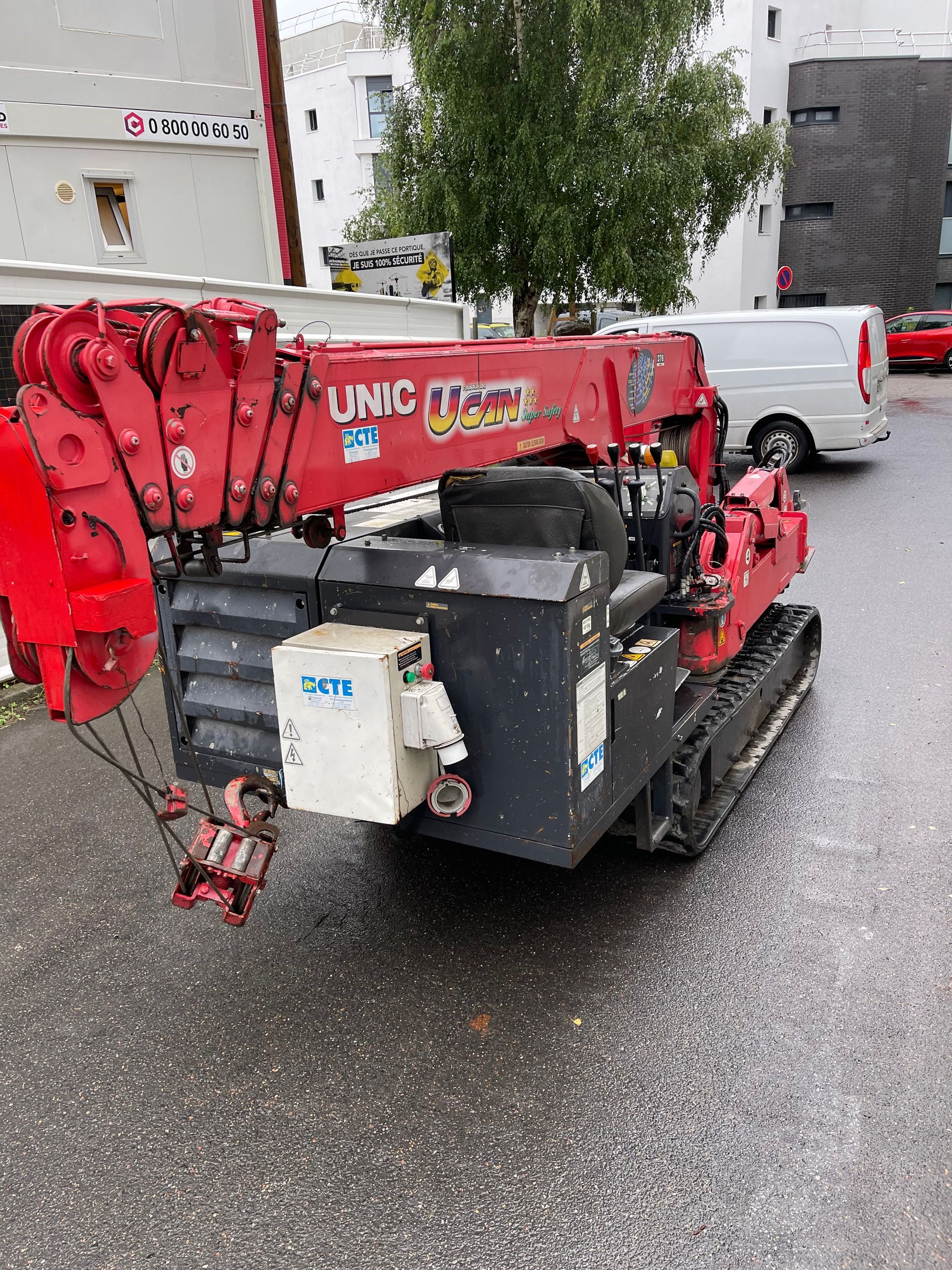 Engin rouge de levage pour travaux de levage