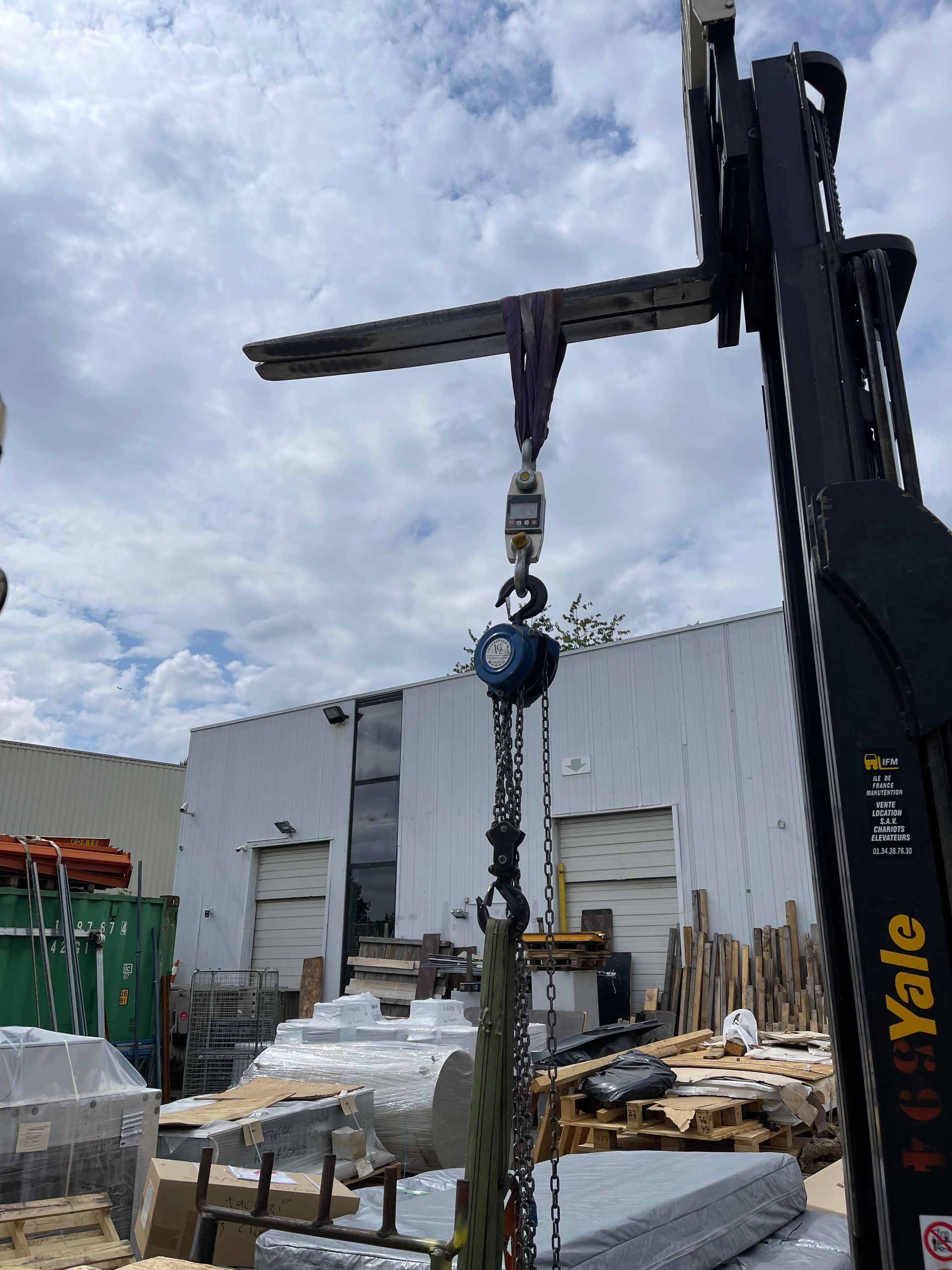 Engin de levage noir avec bras