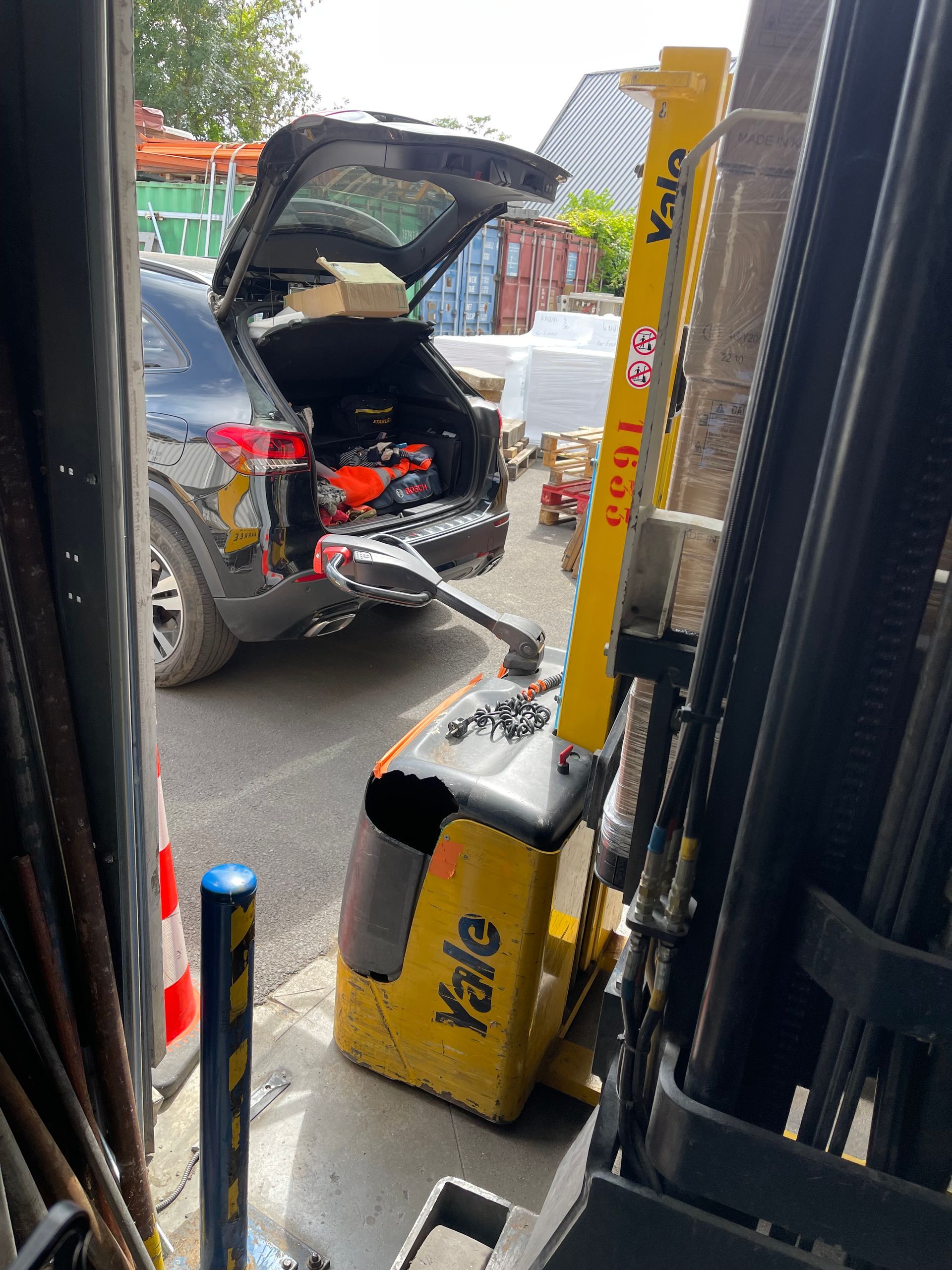 Engin jaune pour travaux extérieurs