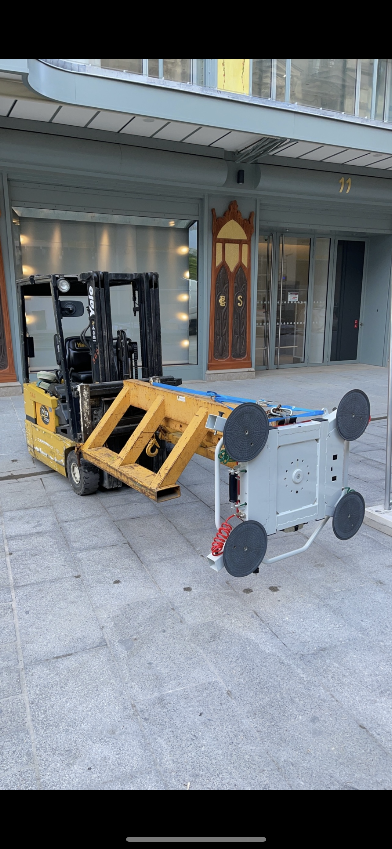 Véhicule de levage jaune