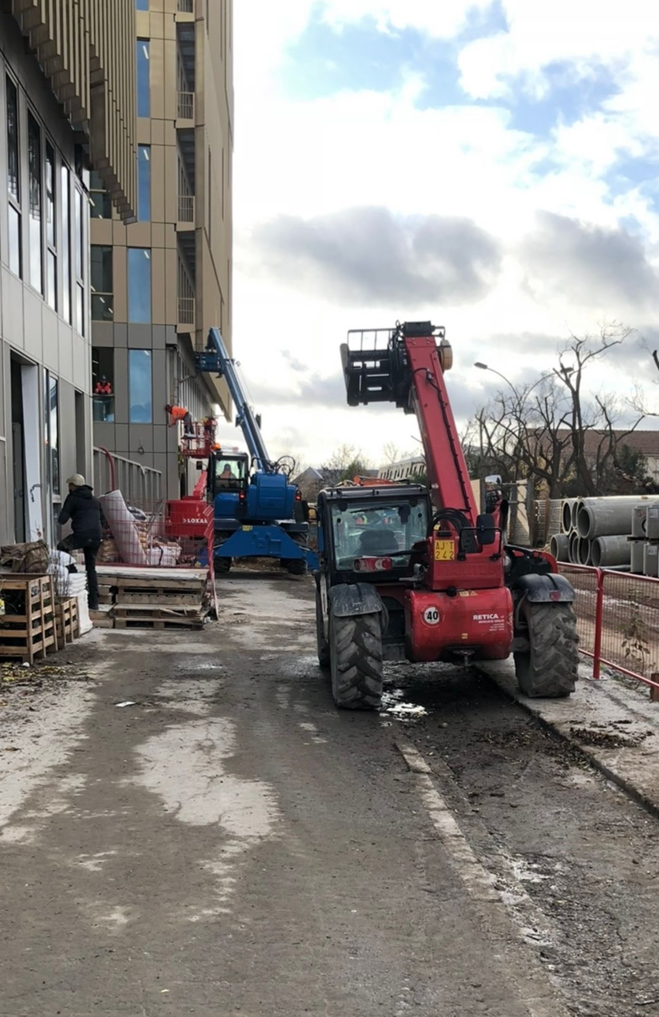 Engin rouge pour travaux extérieurs