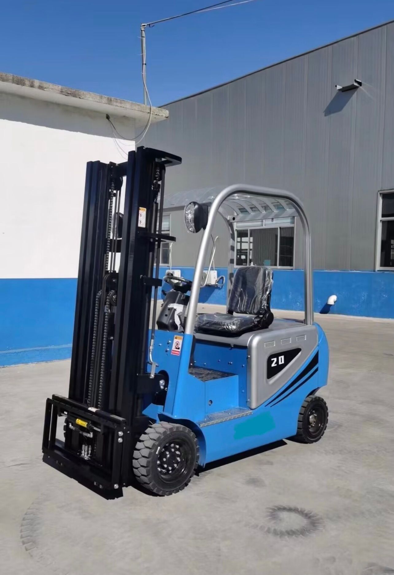 Engin bleu monte charge