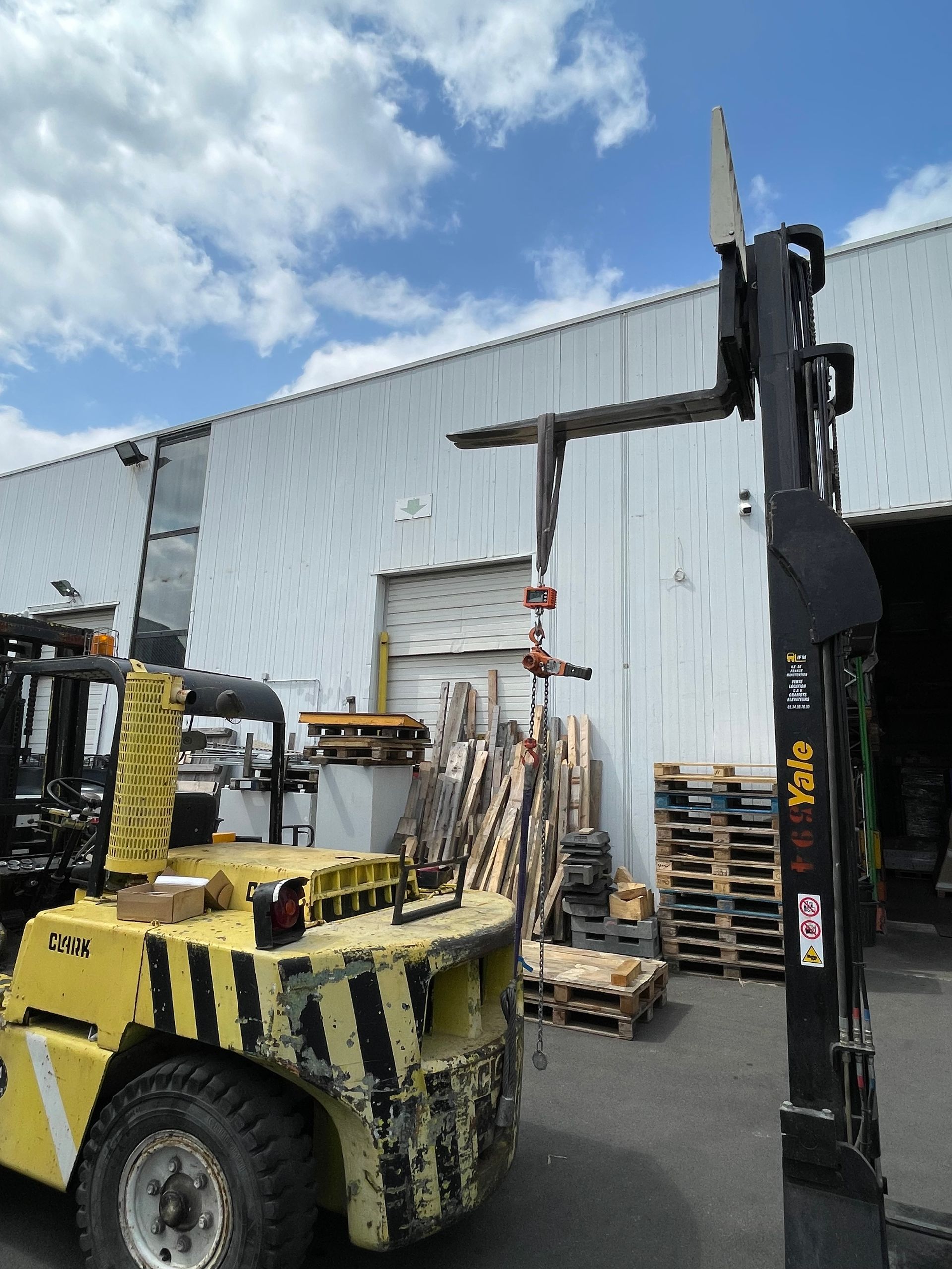 Engin jaune devant local