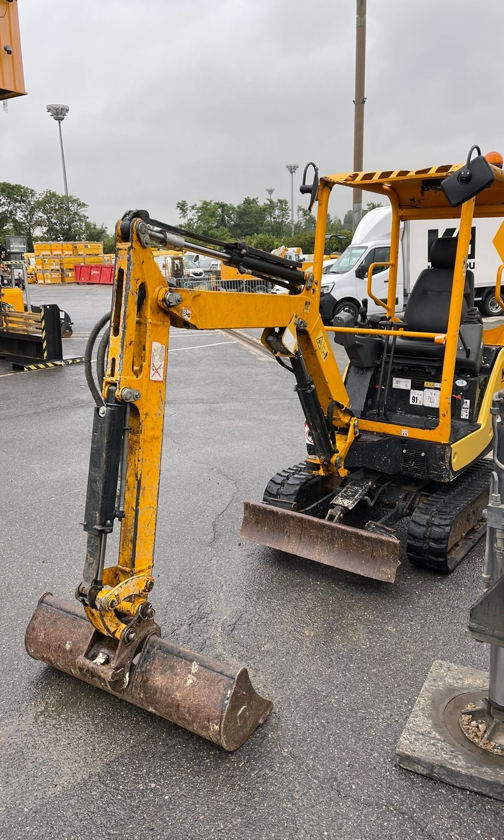 Engin de terrassement jaune