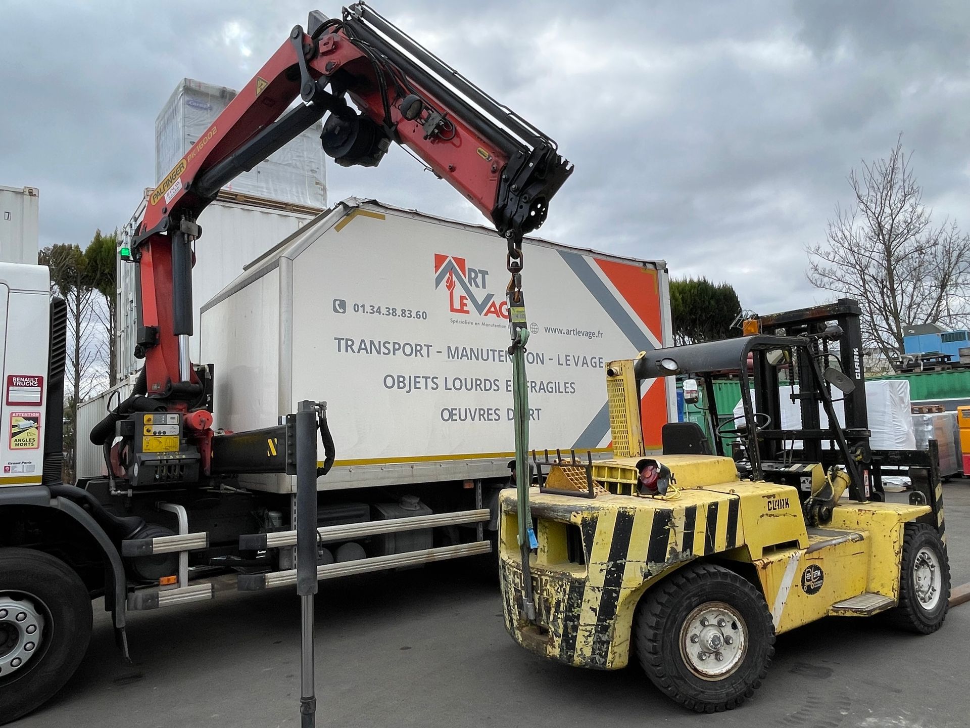 Engin jaune et rouge