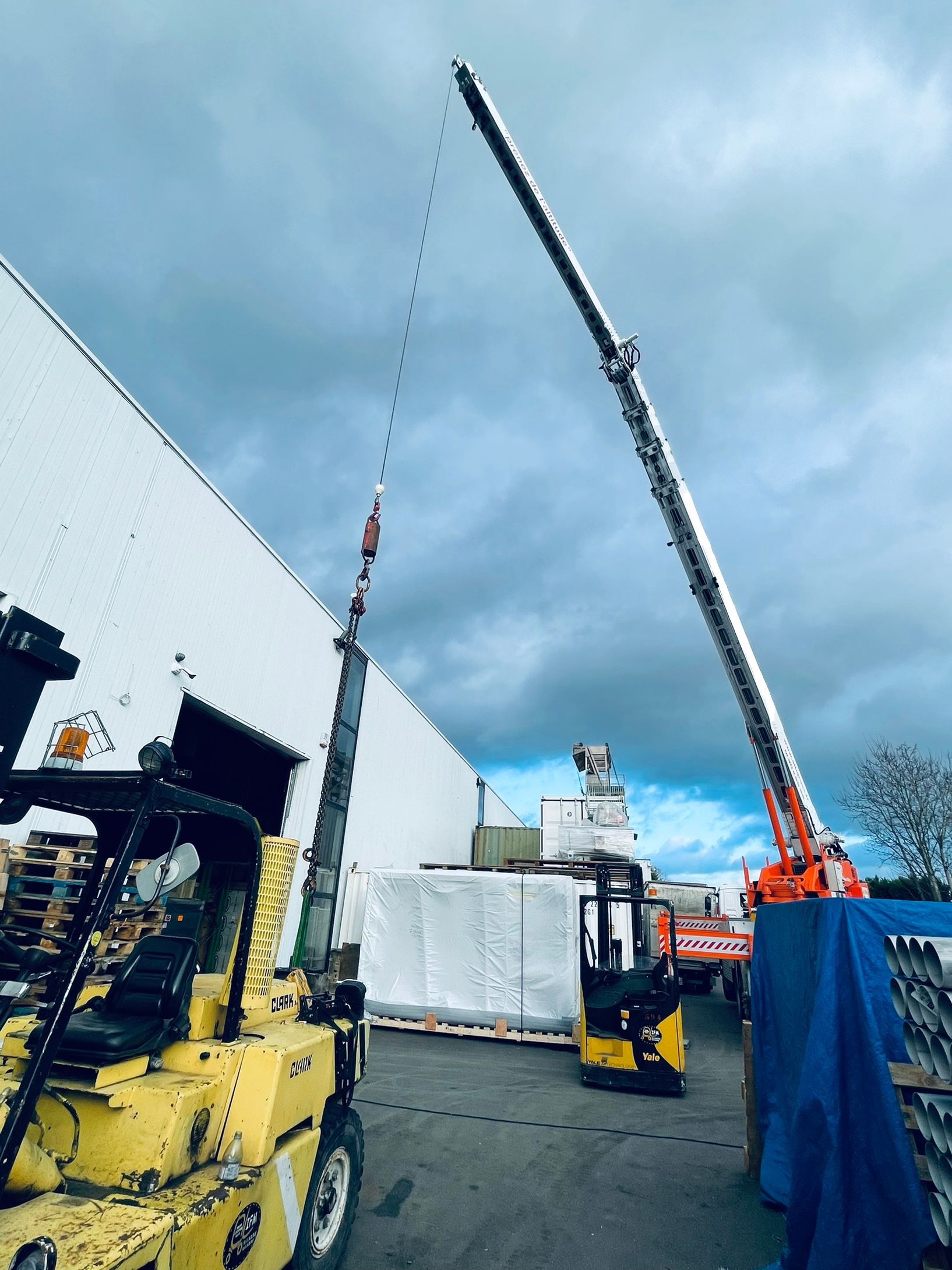 Engin jaune contrôlé